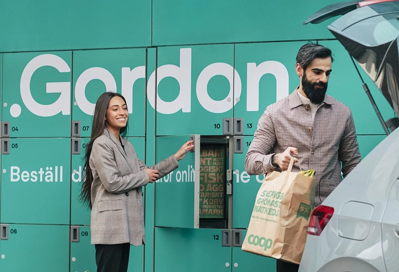 Picture of two humans using the parcel drop-off service from Gordon delivery