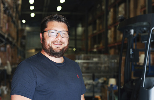 Man som står i ett lager