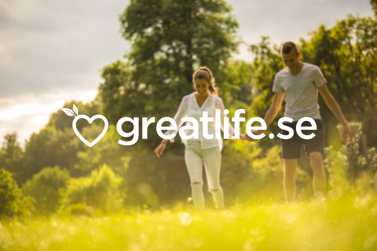 Couple walking in nature with greatlife.se logo