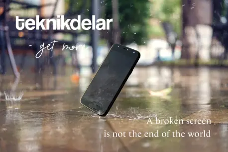 Teknikdelar smartphone with broken screen in rain