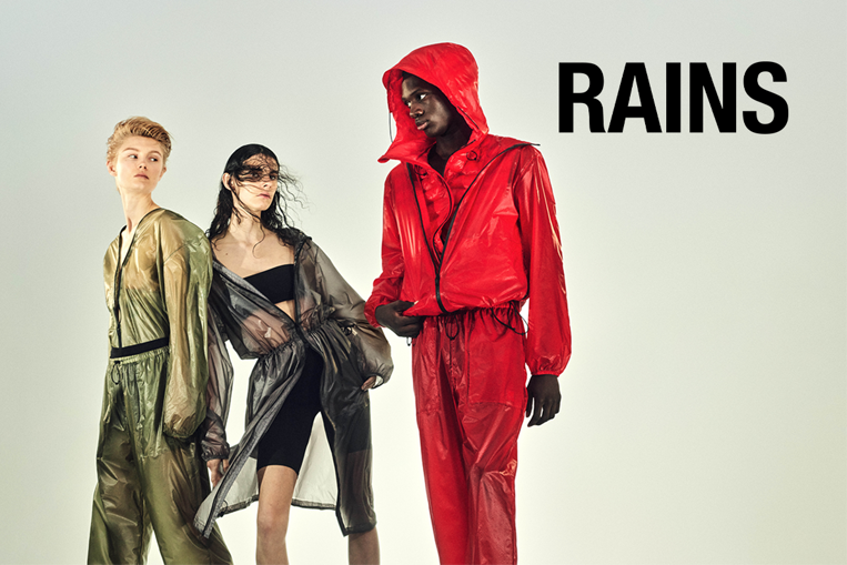 Modeller i regnkläder från RAINS